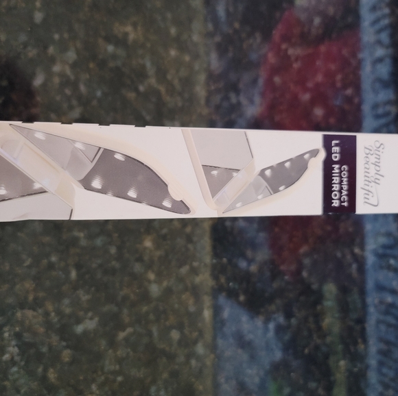 COMPACT LED MIRROR - Picture 4 of 5